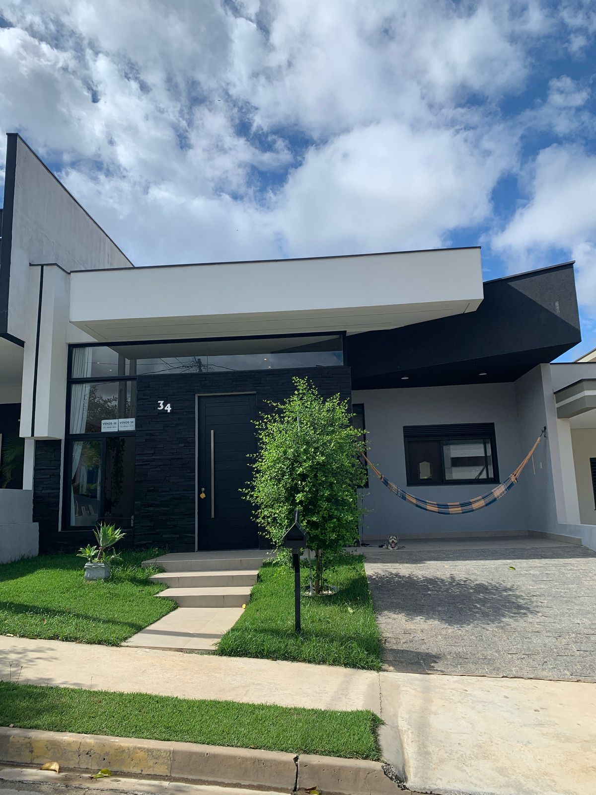 Fachada moderna da casa no Condomínio Terras de São Francisco